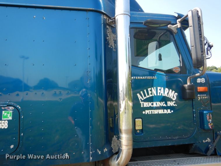 image for item GV9100 2001 International 9400i  semi truck