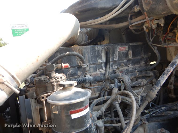 image for item GV9100 2001 International 9400i  semi truck