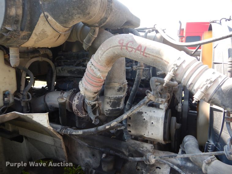 image for item GV9100 2001 International 9400i  semi truck