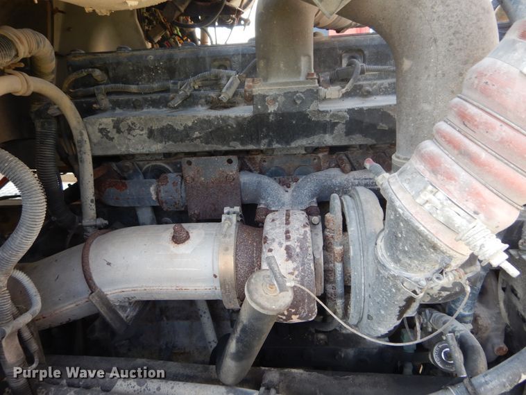 image for item GV9100 2001 International 9400i  semi truck