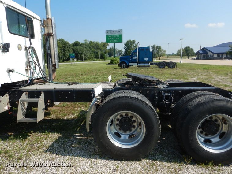 image for item GV9100 2001 International 9400i  semi truck