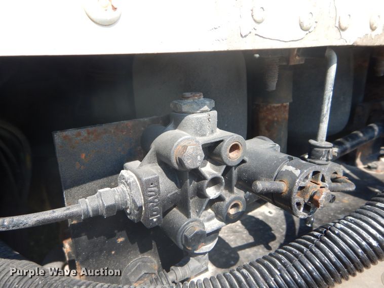 image for item GV9100 2001 International 9400i  semi truck