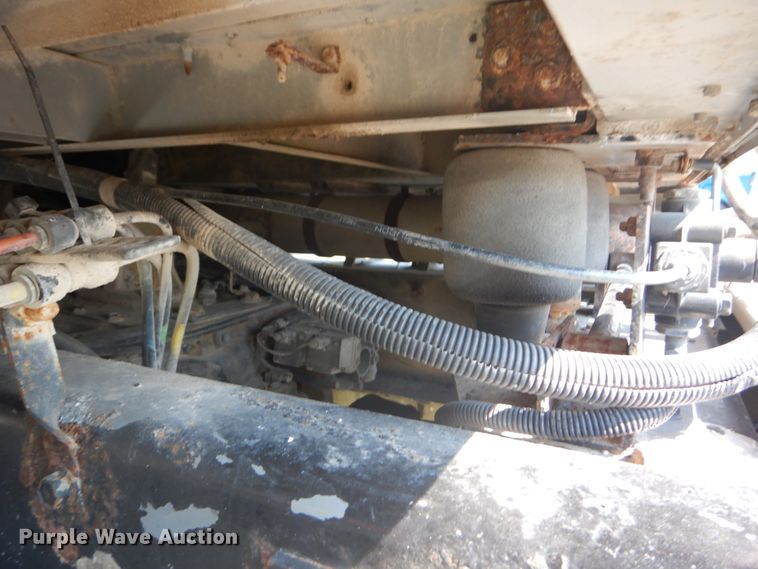 image for item GV9100 2001 International 9400i  semi truck