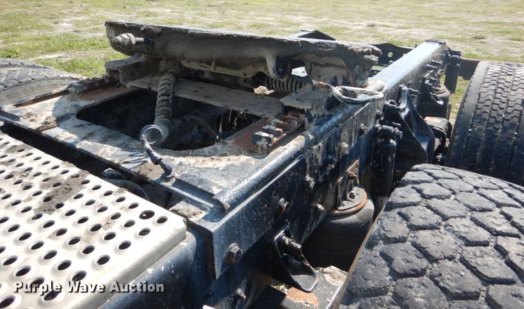 image for item GV9100 2001 International 9400i  semi truck