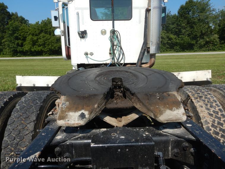 image for item GV9100 2001 International 9400i  semi truck