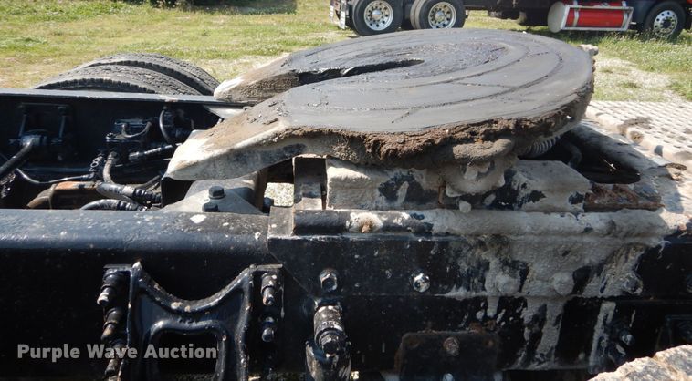 image for item GV9100 2001 International 9400i  semi truck