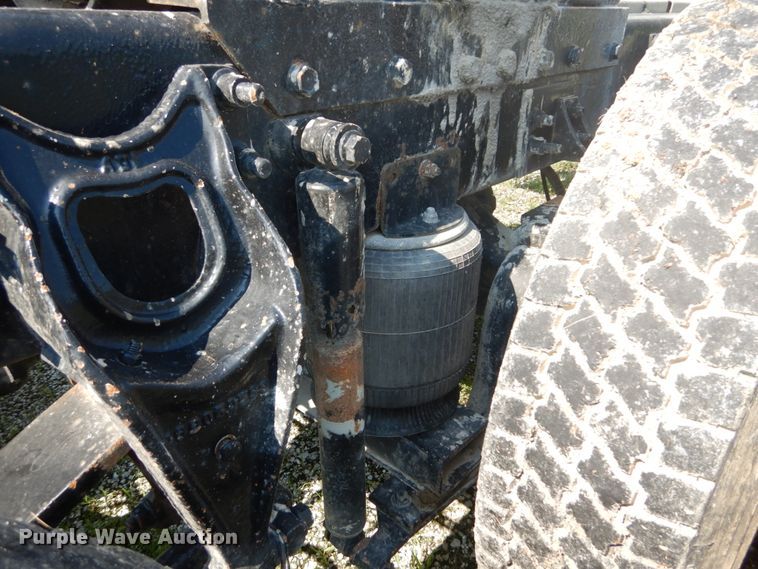 image for item GV9100 2001 International 9400i  semi truck