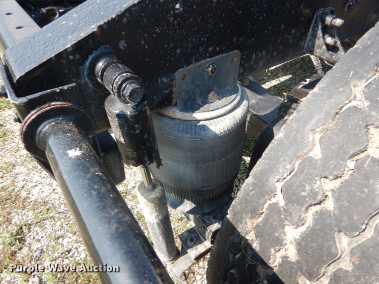 image for item GV9100 2001 International 9400i  semi truck