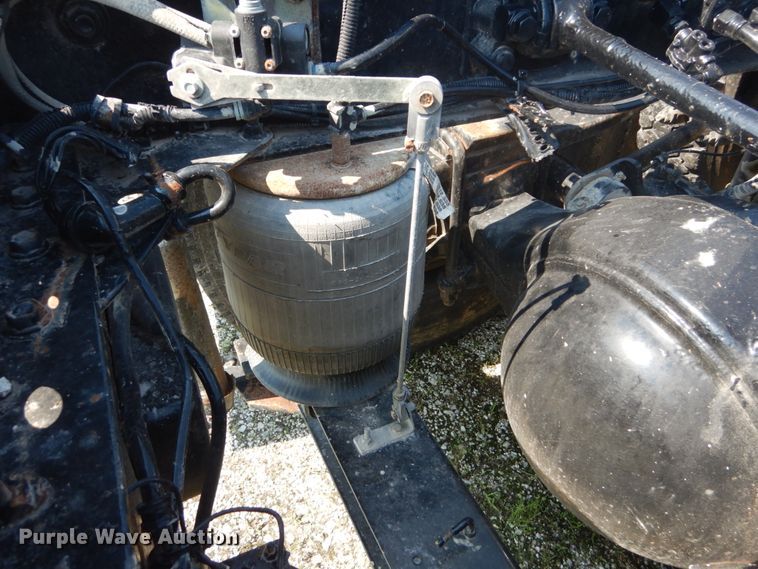 image for item GV9100 2001 International 9400i  semi truck