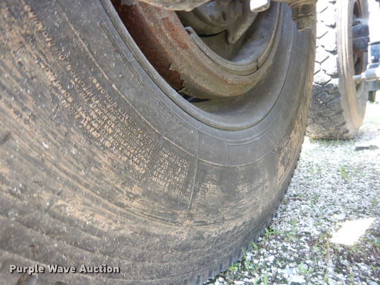 image for item GV9100 2001 International 9400i  semi truck