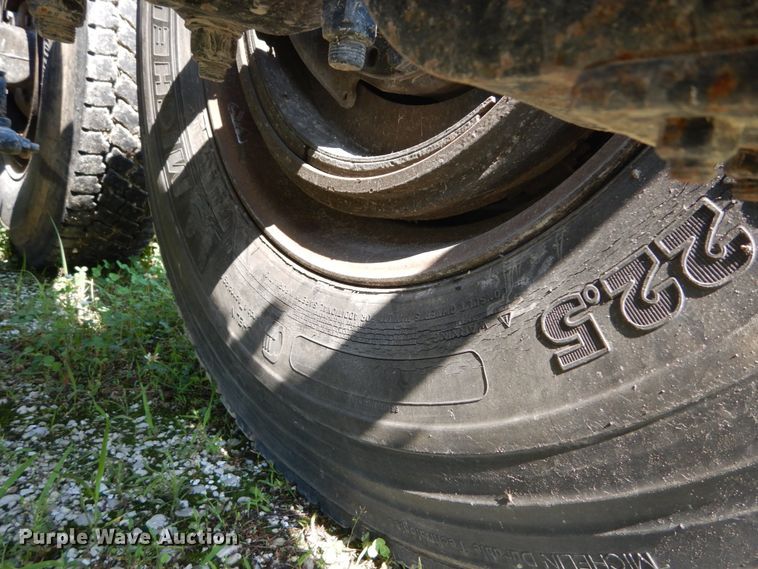 image for item GV9100 2001 International 9400i  semi truck