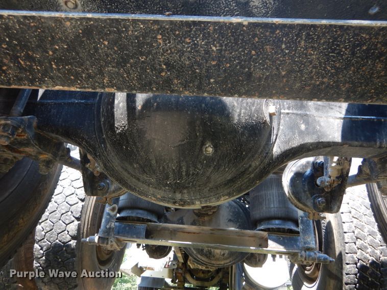 image for item GV9100 2001 International 9400i  semi truck