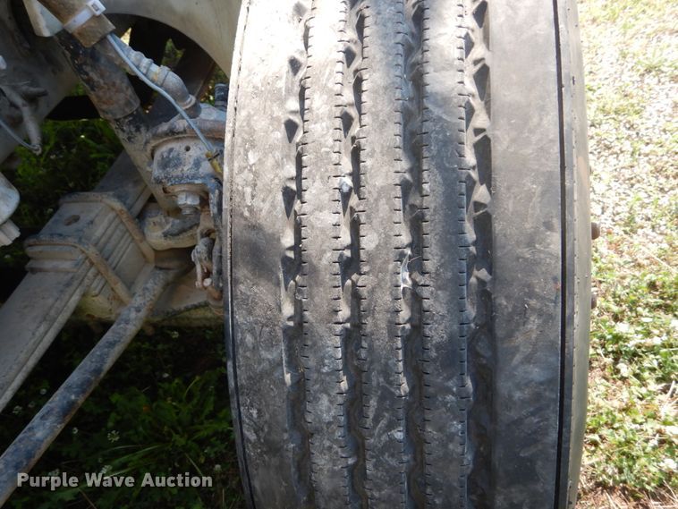 image for item GV9100 2001 International 9400i  semi truck