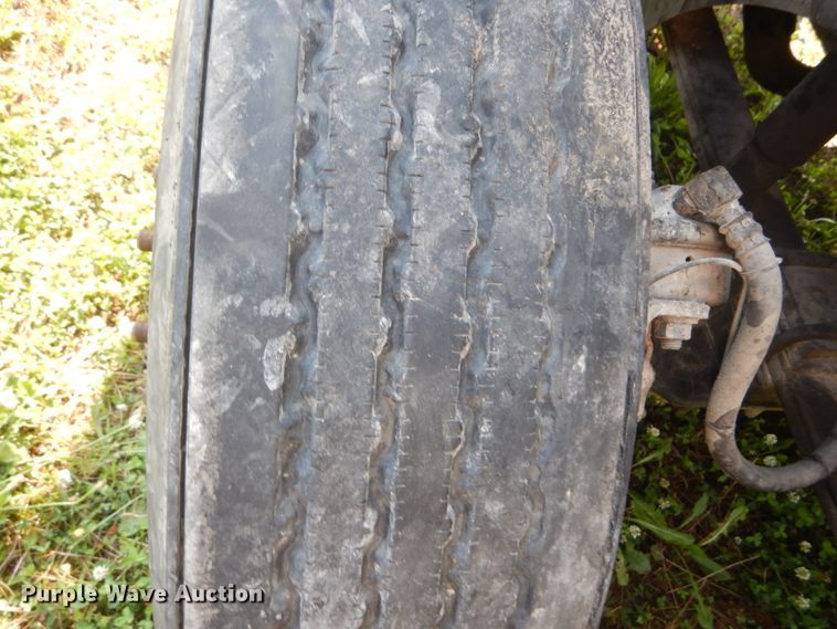 image for item GV9100 2001 International 9400i  semi truck