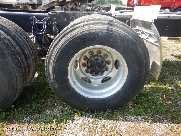 image for item GV9100 2001 International 9400i  semi truck