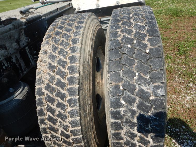 image for item GV9100 2001 International 9400i  semi truck