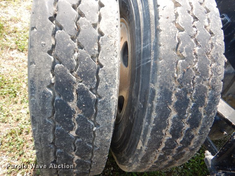 image for item GV9100 2001 International 9400i  semi truck