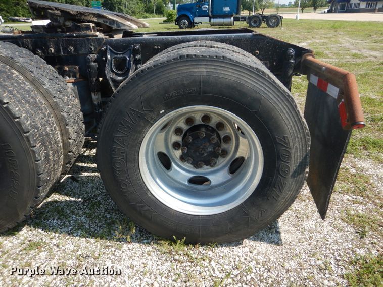 image for item GV9100 2001 International 9400i  semi truck