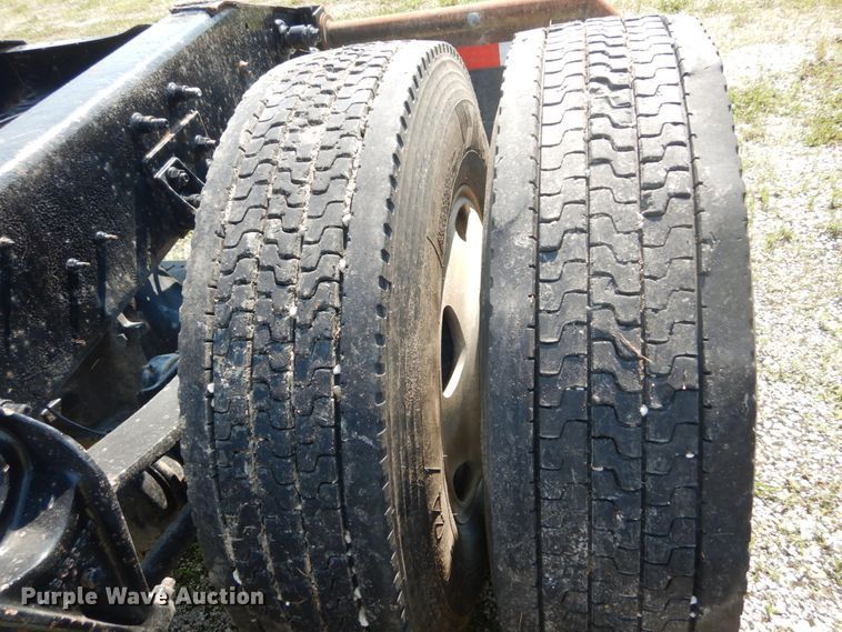 image for item GV9100 2001 International 9400i  semi truck