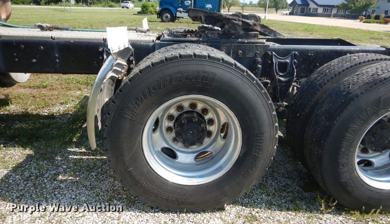 image for item GV9100 2001 International 9400i  semi truck