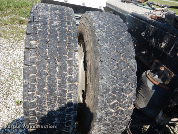 image for item GV9100 2001 International 9400i  semi truck