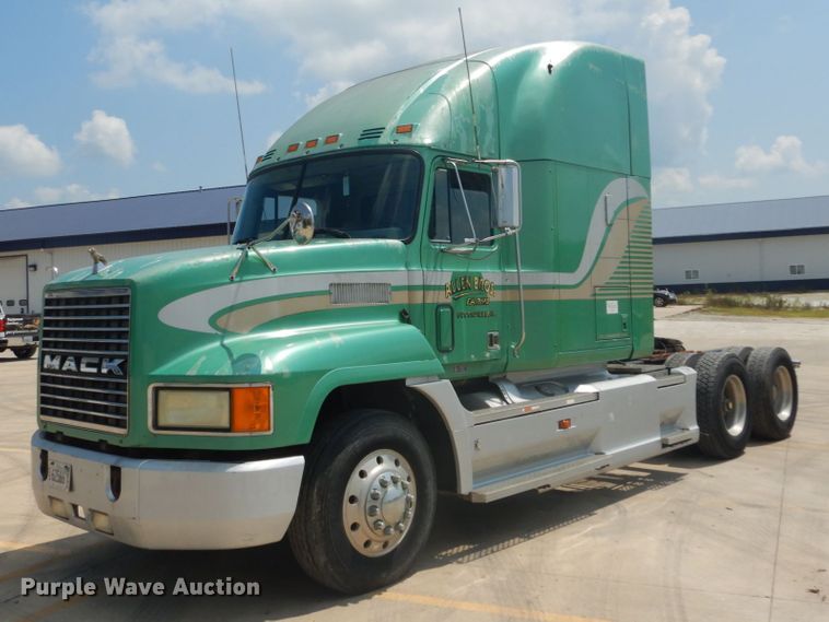 image for item GV9104 1993 Mack CH613  semi truck