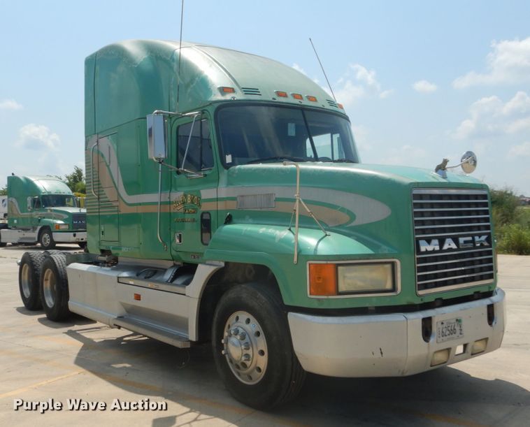 image for item GV9104 1993 Mack CH613  semi truck