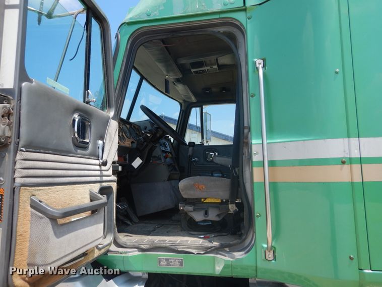 image for item GV9104 1993 Mack CH613  semi truck