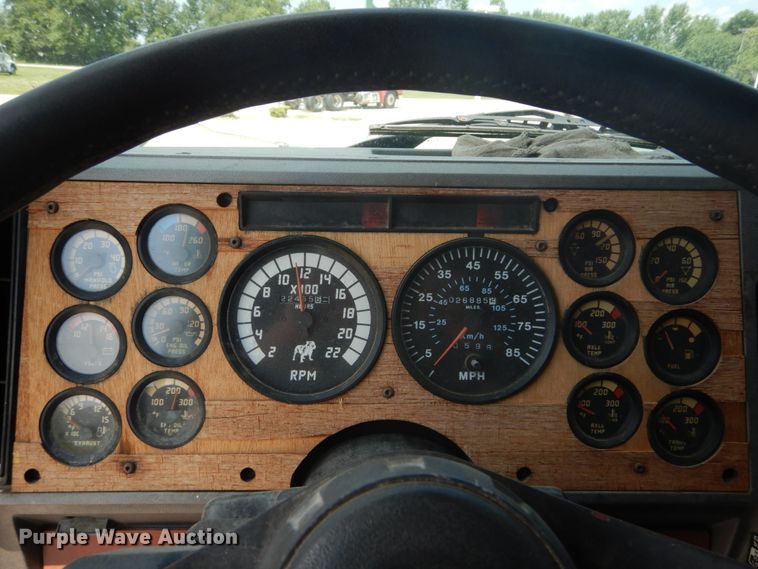 image for item GV9104 1993 Mack CH613  semi truck