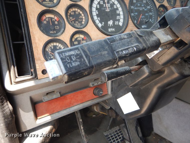 image for item GV9104 1993 Mack CH613  semi truck