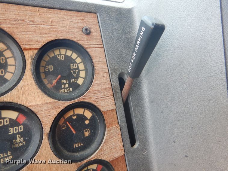 image for item GV9104 1993 Mack CH613  semi truck