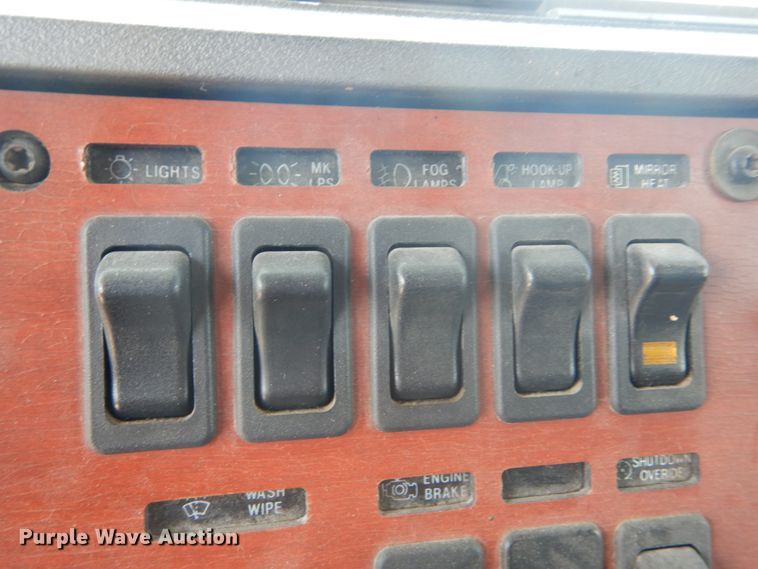 image for item GV9104 1993 Mack CH613  semi truck