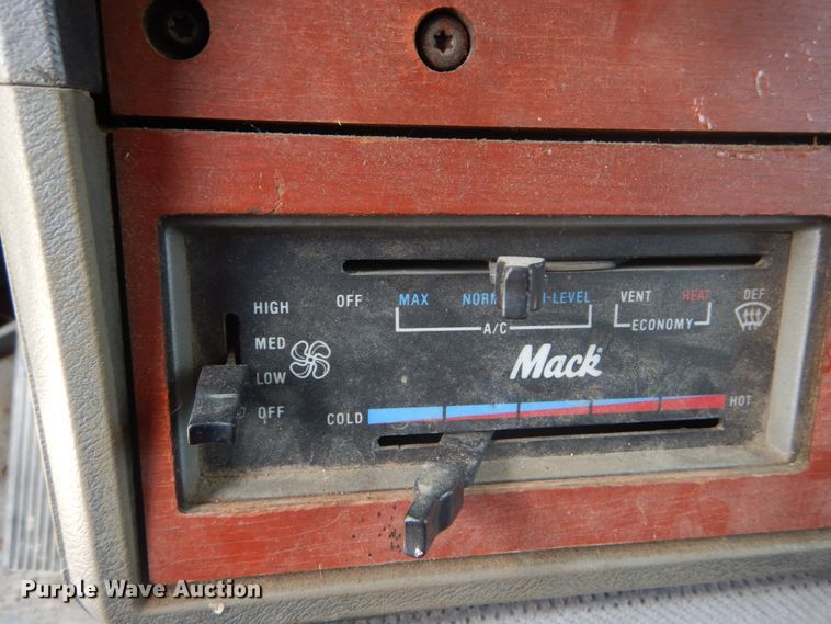 image for item GV9104 1993 Mack CH613  semi truck