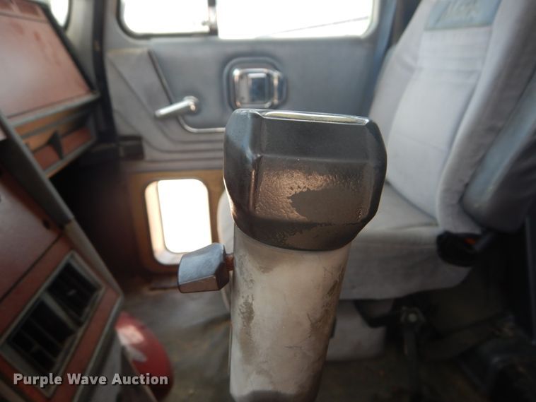 image for item GV9104 1993 Mack CH613  semi truck