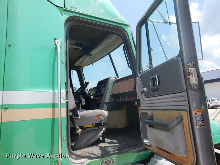 image for item GV9104 1993 Mack CH613  semi truck