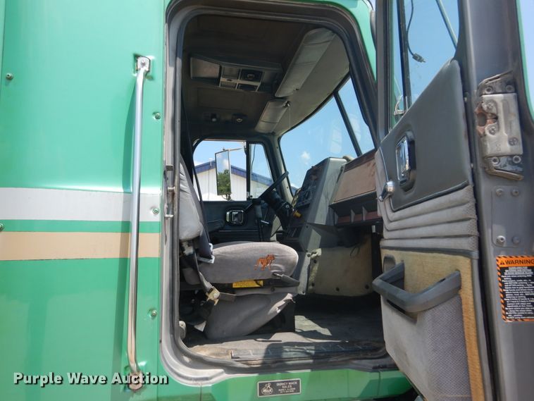 image for item GV9104 1993 Mack CH613  semi truck