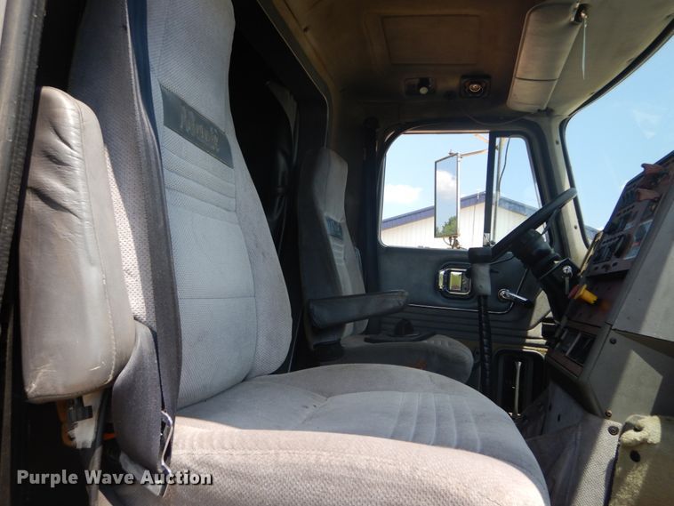 image for item GV9104 1993 Mack CH613  semi truck