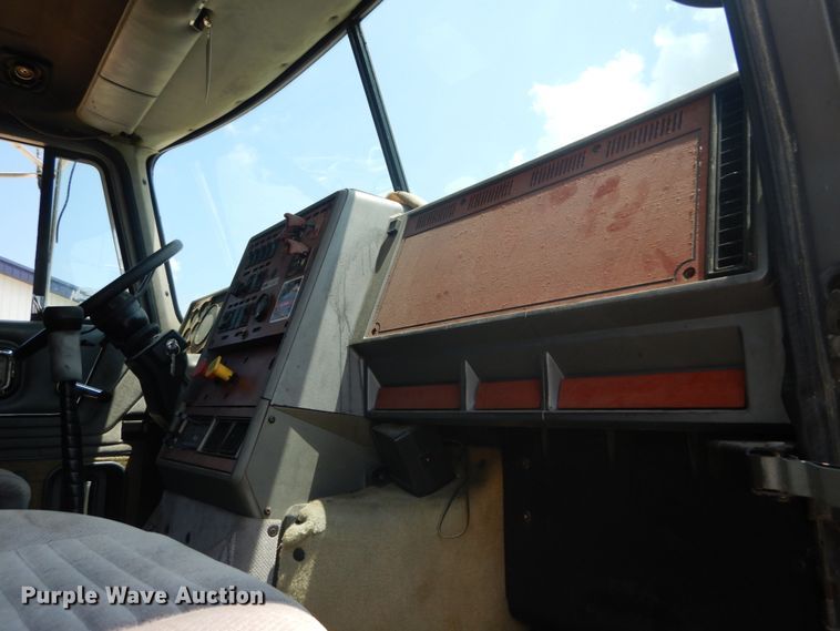 image for item GV9104 1993 Mack CH613  semi truck