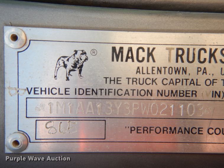 image for item GV9104 1993 Mack CH613  semi truck