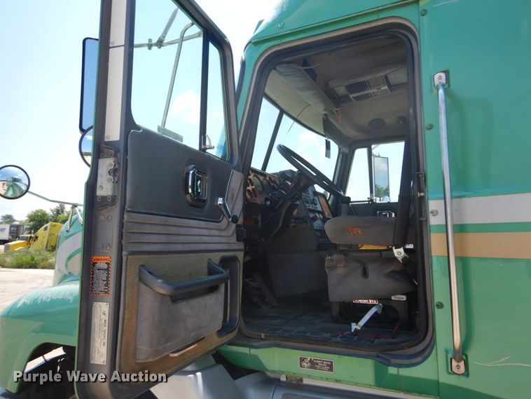 image for item GV9106 1993 Mack CH613  semi truck