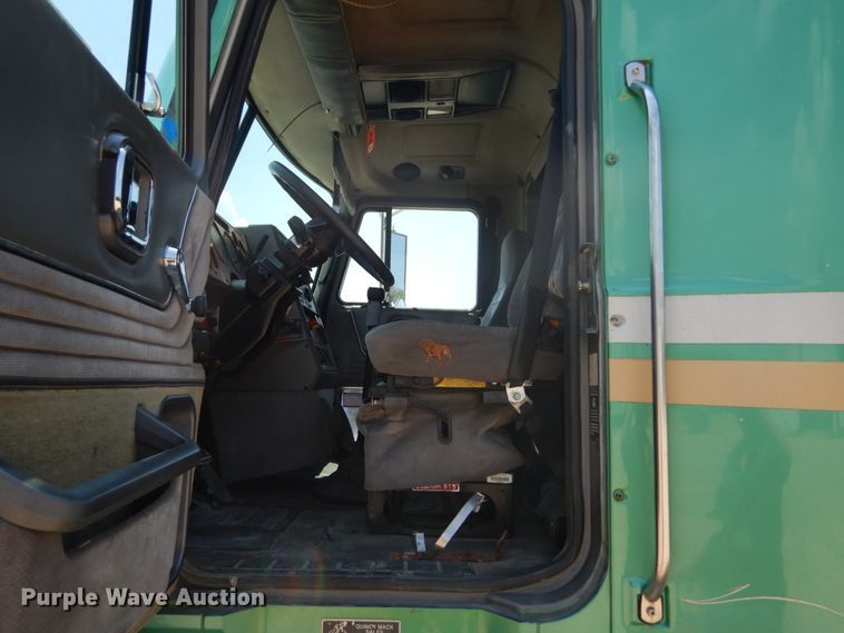 image for item GV9106 1993 Mack CH613  semi truck