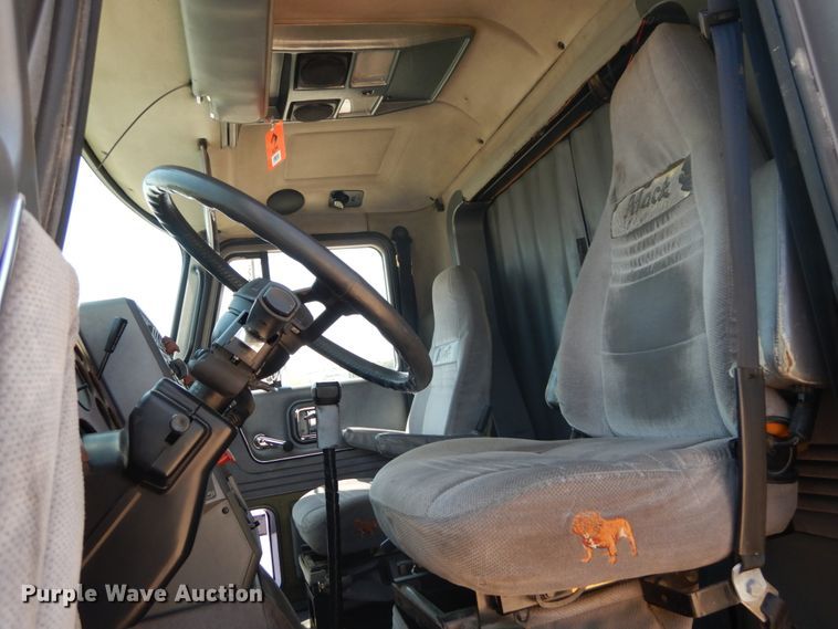 image for item GV9106 1993 Mack CH613  semi truck