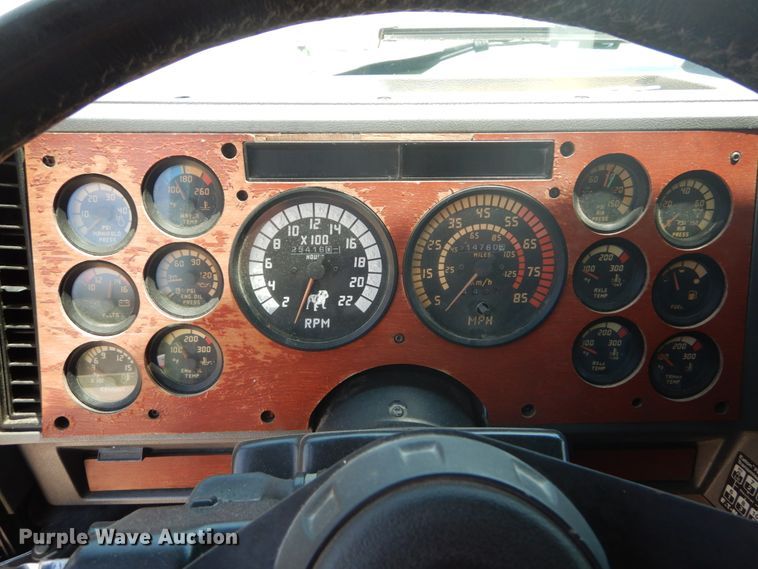 image for item GV9106 1993 Mack CH613  semi truck