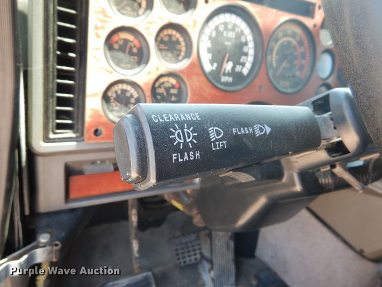 image for item GV9106 1993 Mack CH613  semi truck