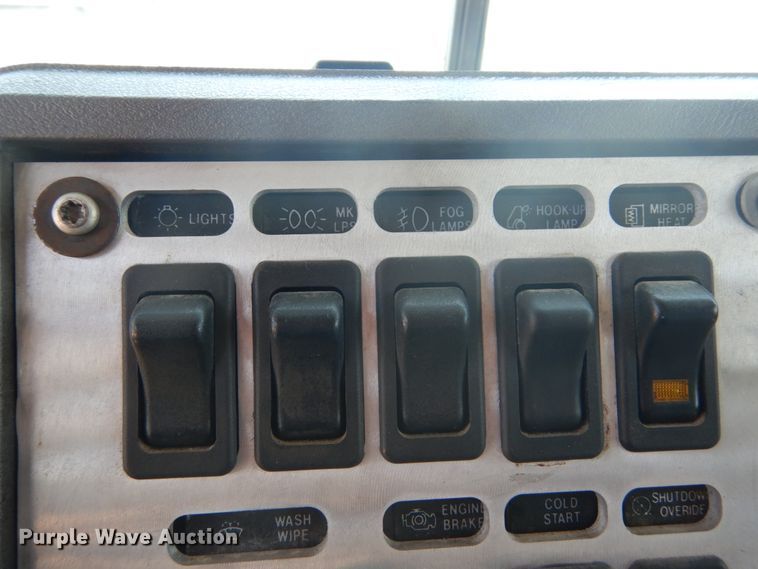 image for item GV9106 1993 Mack CH613  semi truck