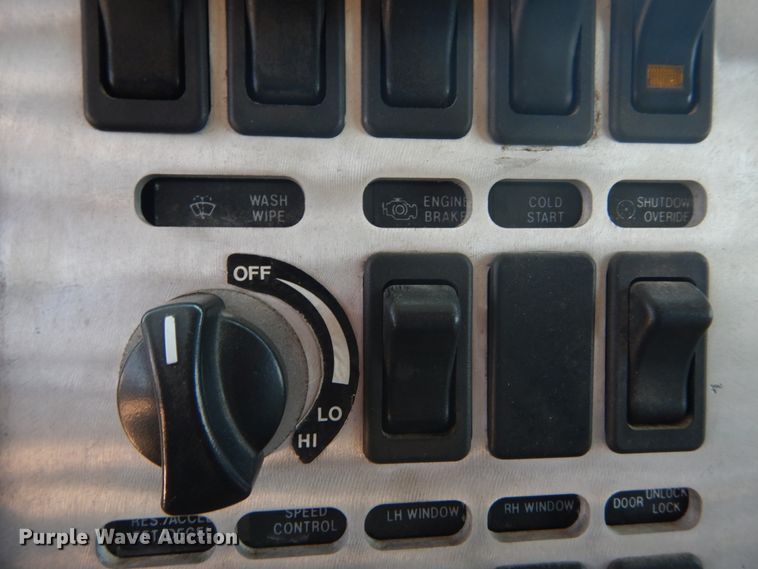 image for item GV9106 1993 Mack CH613  semi truck