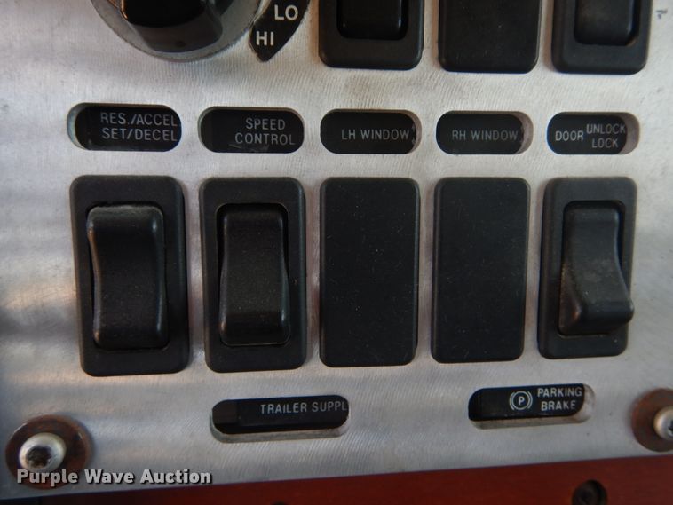 image for item GV9106 1993 Mack CH613  semi truck