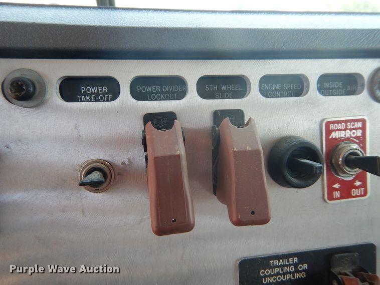 image for item GV9106 1993 Mack CH613  semi truck