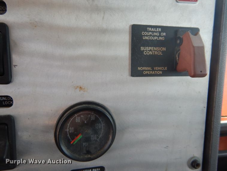 image for item GV9106 1993 Mack CH613  semi truck