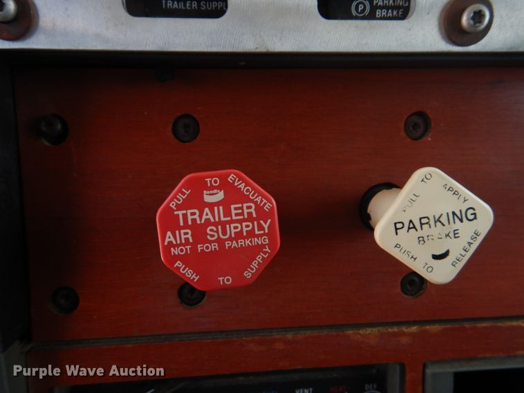 image for item GV9106 1993 Mack CH613  semi truck